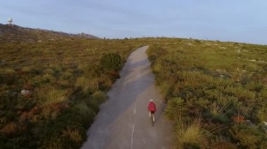 Gün batımında yol bisikletçi hava uçak video