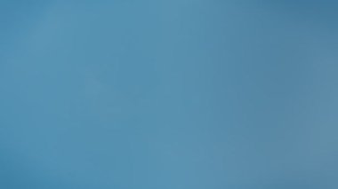 Üzerinde mavi gökyüzü simetrik resmini uçak fly