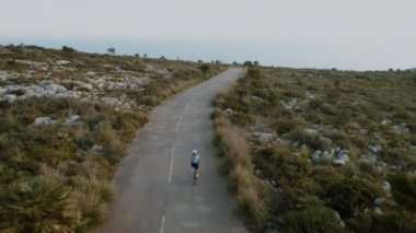 Gün batımında yol bisikletçi hava uçak video