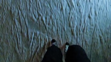 POV adam buz üzerinde paten kış parkta paten