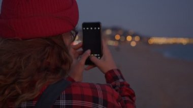 Yaratıcı fotoğrafçı Freelance kadın plajda