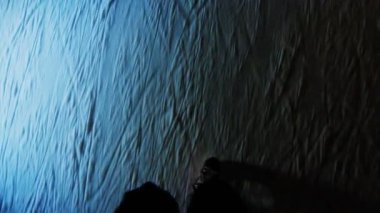 POV adam buz üzerinde paten kış parkta paten