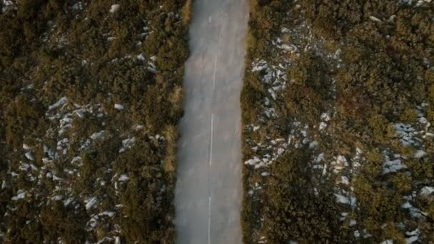 VÃ deo drone aéreo do ciclista de estrada ao pôr do sol — Vídeo de Stock