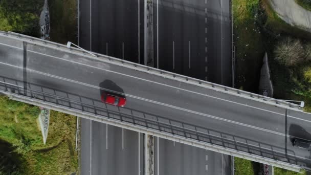Снимок беспилотника на оживлённом шоссе с автомобилями — стоковое видео