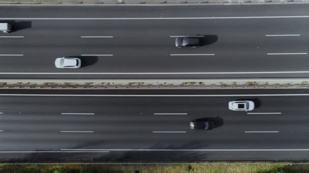 車でビジー状態のトラフィックを高速道路のショットをドローンします。 — ストック動画