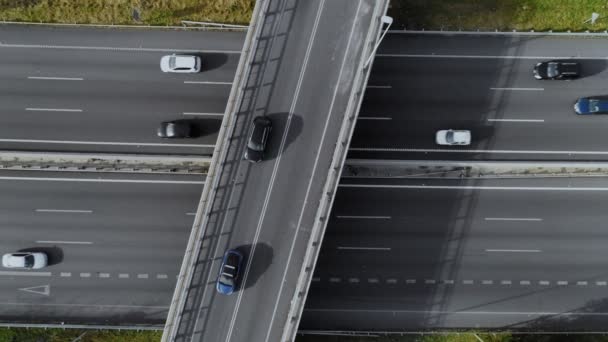 Снимок беспилотника на оживлённом шоссе с автомобилями — стоковое видео