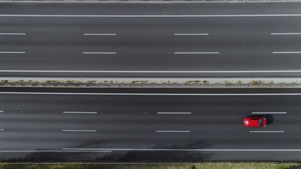 Drone strzał zajęty ruchu autostrady z samochodami — Wideo stockowe