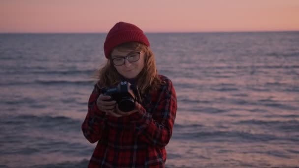 Fotografo creativo donna freelancer in spiaggia — Video Stock