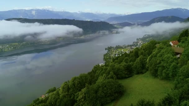 Nuvens rolar sobre lago alpino em montanhas — Vídeo de Stock