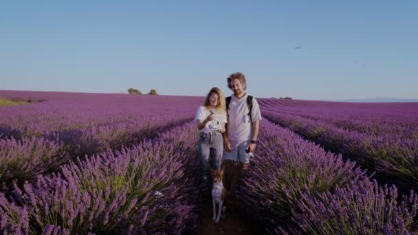 Feliz pareja con perro hace drone selfie — Vídeo de stock