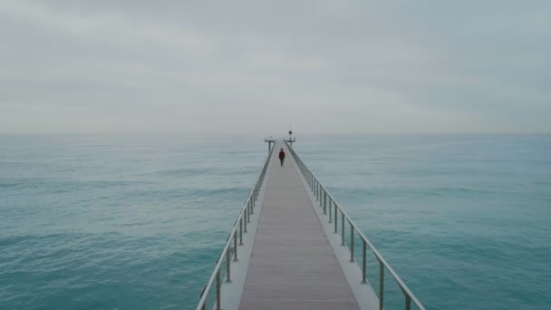 Man walk on infinity endless wooden pier or bridge — Stock Video