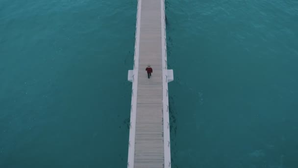 Mann zu Fuß auf unendlich endlosen hölzernen Pfeiler oder Brücke — Stockvideo