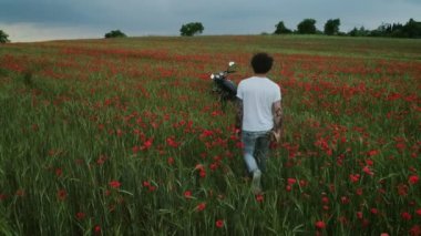 Çiçek alanında motosiklet motosiklet sürmek