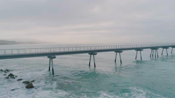 Vista lateral del puente sin fin estiramiento en el océano — Vídeo de stock