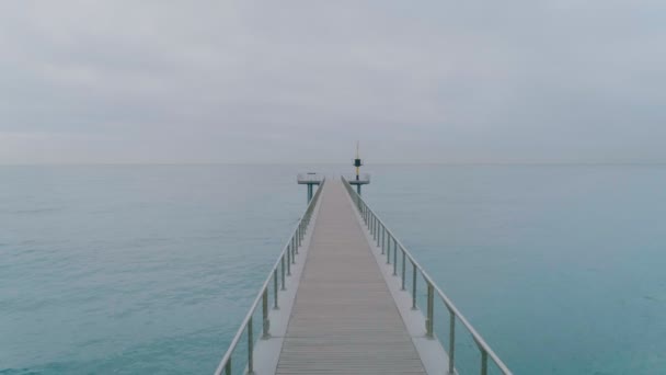 Edge of pier on cloudy foggy day — Stock Video