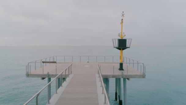 Borde del muelle en día nublado de niebla — Vídeo de stock