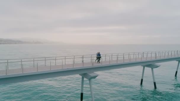Zwei aktive Senioren beim Morgenspaziergang auf Seebrücke — Stockvideo