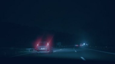 Gece vakti ve yağmur araba