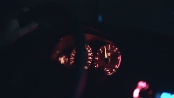 Οδήγηση του αυτοκινήτου κατά το χρόνο νύχτα και βροχή — Αρχείο Βίντεο