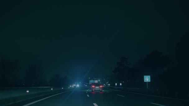 Rijdende auto op moment van de nacht en de regen — Stockvideo