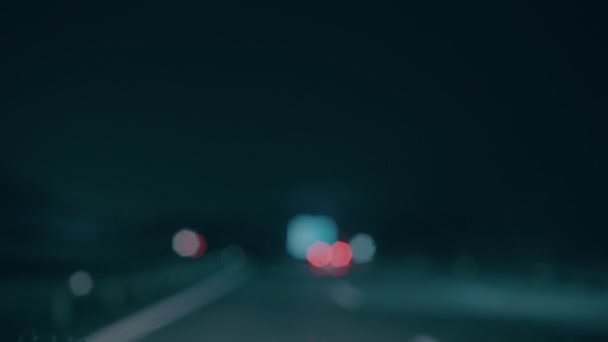 夜の時間や雨で車を運転 — ストック動画