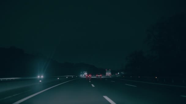 忙しい高速道路のむっつりと映画のような雰囲気で 暗闇の中や夜 車と車の道路車線変更や高速道路のオーバー テイクします 悪条件での安全運転のコンセプト — ストック動画