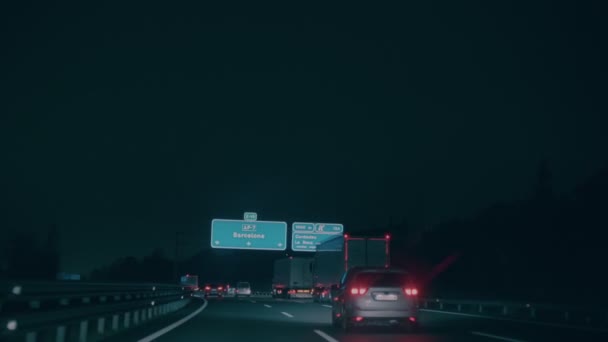 Οδήγηση του αυτοκινήτου κατά το χρόνο νύχτα και βροχή — Αρχείο Βίντεο