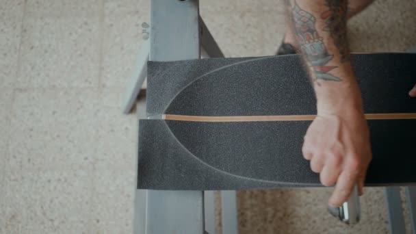 Конькобежец перебирает доски в мастерской — стоковое видео
