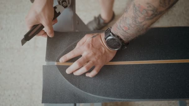 문신의 무기와 남자의 새로운 액티브 스포츠 스케이트 Longboard Regrip 방법을 — 비디오