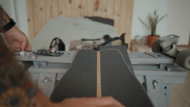 Skateboarder regrips board diy en el taller — Vídeos de Stock