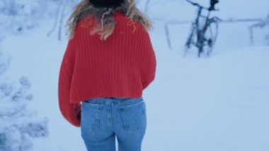 Kış sihirli orman güzel genç kadın