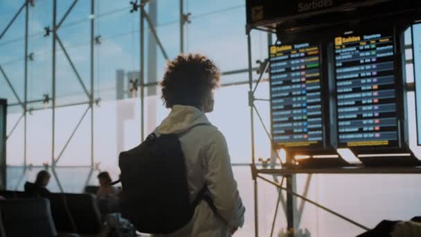 Viajero urbano nómada mira la pantalla en el aeropuerto — Vídeos de Stock