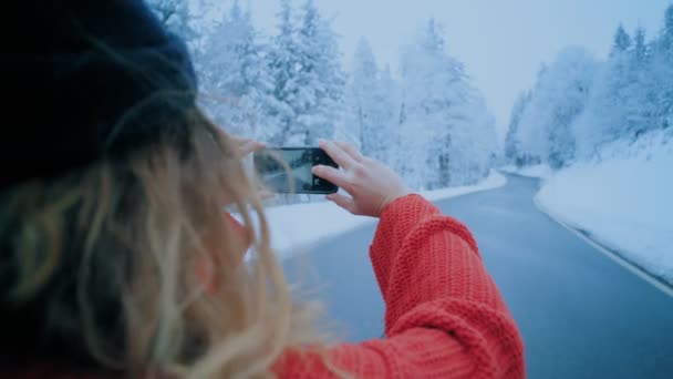 Resor bloggare påverkare flicka gör bilder vintern — Stockvideo