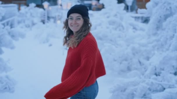 Schöne junge Frau im winterlichen Zauberwald — Stockvideo