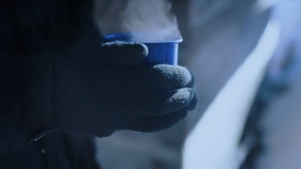 Homme tient bleu tasse de camping avec café chaud — Video
