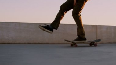 Bin yıllık hipster kaykaycı'nde Günbatımı rides