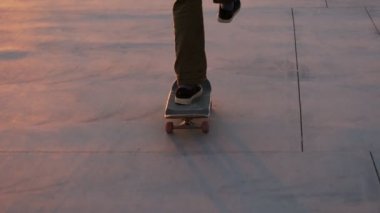 Bin yıllık hipster kaykaycı'nde Günbatımı rides