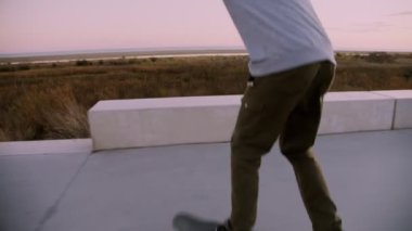 Bin yıllık hipster kaykaycı'nde Günbatımı rides