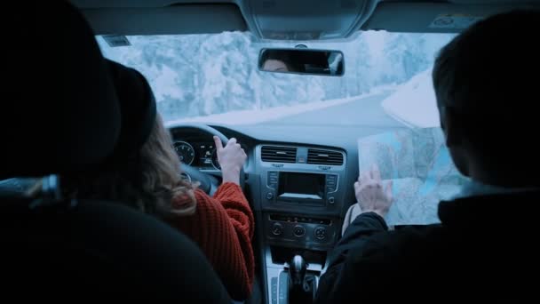 Pareja en viaje por carretera a través del país de las maravillas invierno — Vídeo de stock