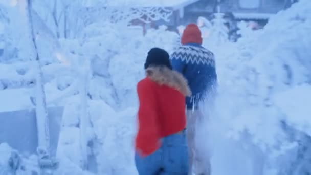 Ζευγάρι τρέχει σε ρομαντικά χειμώνα μαγικό δάσος — Αρχείο Βίντεο