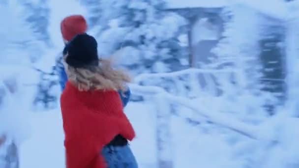 Пара пробежек в романтическом волшебном зимнем лесу — стоковое видео