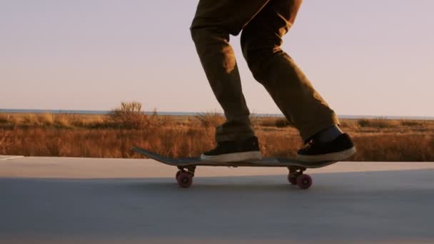 Millennial hipster passeios de skate ao pôr do sol — Vídeo de Stock