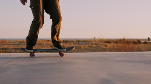 Millennial Hipster Skateboarder fährt im Sonnenuntergang — Stockvideo