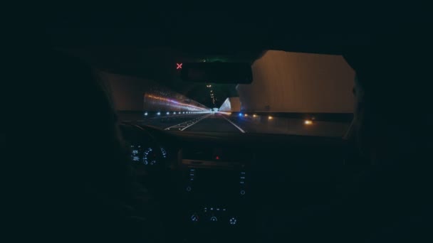 Para jeździ samochód przez góry ciemny tunel — Wideo stockowe