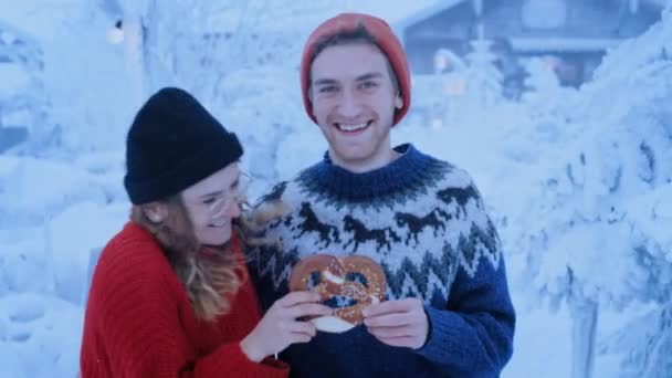 Pareja se divierte en el bosque de invierno, corre y ríe — Vídeo de stock