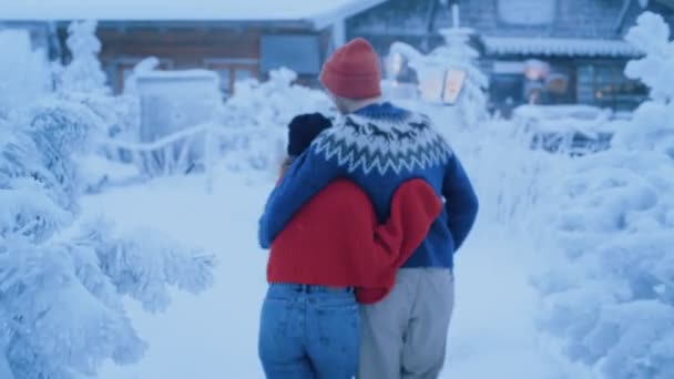 Pareja se divierte en el bosque de invierno, corre y ríe — Vídeos de Stock