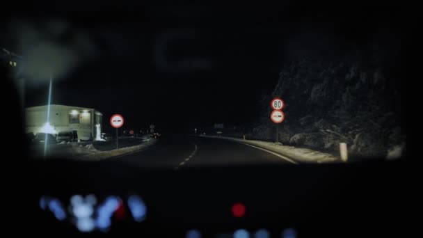 Uitzicht vanaf binnen auto op nacht winter snelweg weg — Stockvideo