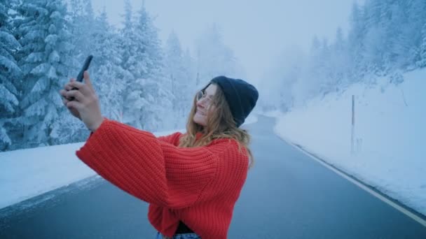 Teenage blogger nebo holka dělá selfie v zimě — Stock video