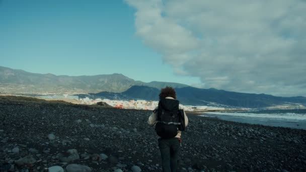 年轻的游牧民族旅行者在史诗般的山间海滩散步 — 图库视频影像