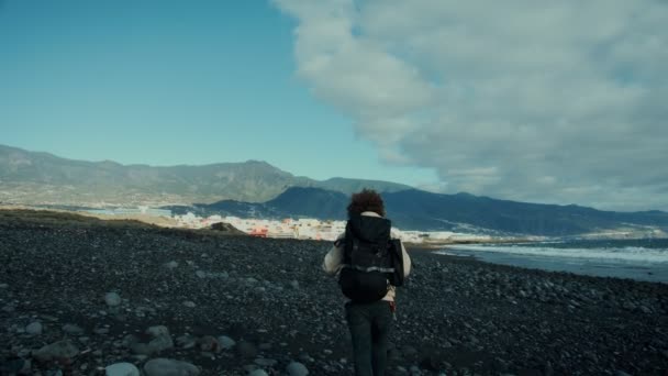 Jonge nomad reiziger op epische bergtocht strand — Stockvideo